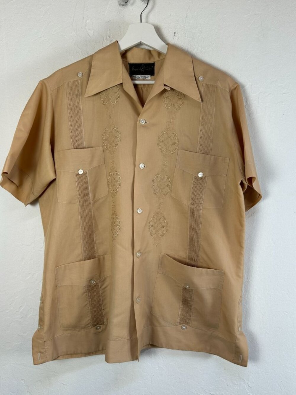 Vintage Mens Tan Guayabera Shirt Embroidered Front Pockets Size 48 Short Sleeve